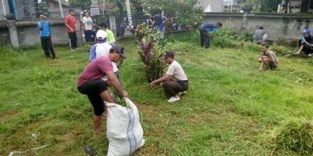 Bersama Warga, Bhabinksmtibmas Desa Ringdikit Bersihkan Tugu Pahlawan Kusuma Yuda Diwilayah Binaanya